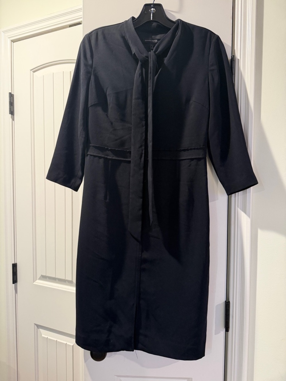 Banana Republic Black Long-Sleeve Tie-Neck Sheath Dress 6p Gorgeous! LBD